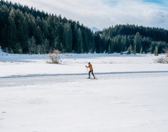 Skating Läufer auf Skating und Langlaufloipen im Allgäu, Tirol oder Oberbayern unterwegs